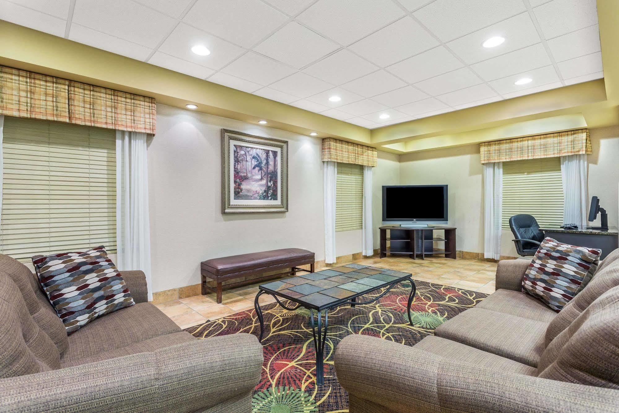 Baymont By Wyndham Cornelia Exterior foto